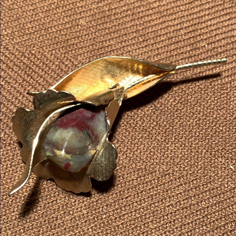 Agate center flower brooch w/secure closure beauty